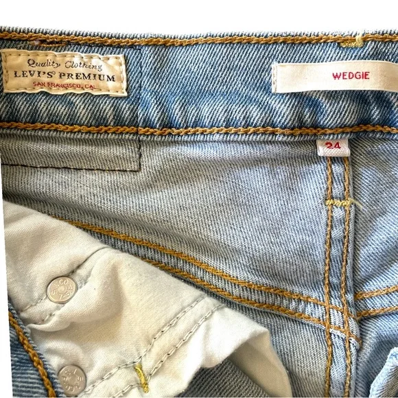 Levi ‘s Wedgie Fit Button Front Jeans - Picture 4 of 5